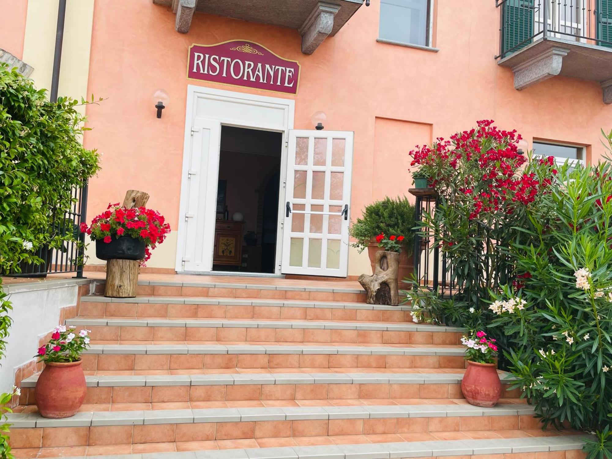 Hotel Ristorante Borgovecchio Montegrosso d'Asti Экстерьер фото
